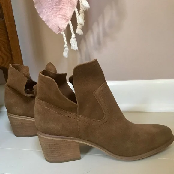 NWOT Suede Booties Size 7 - Picture 1 of 4